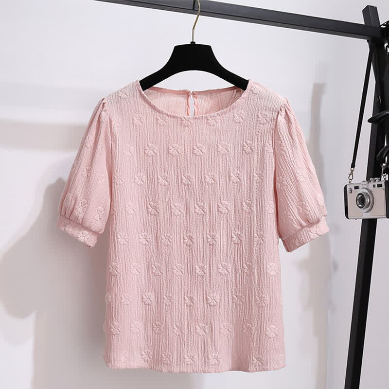 Rosa T-Shirt mit Puffärmeln und Faltenrock mit Blumenmuster