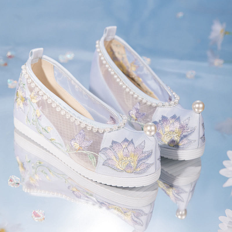 Chaussures en maille à broderie florale blanche et décor de perles