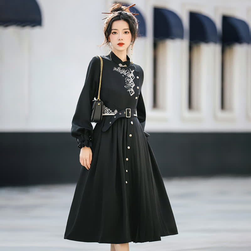 Robe plissée noire élégante avec ceinture et broderie vintage