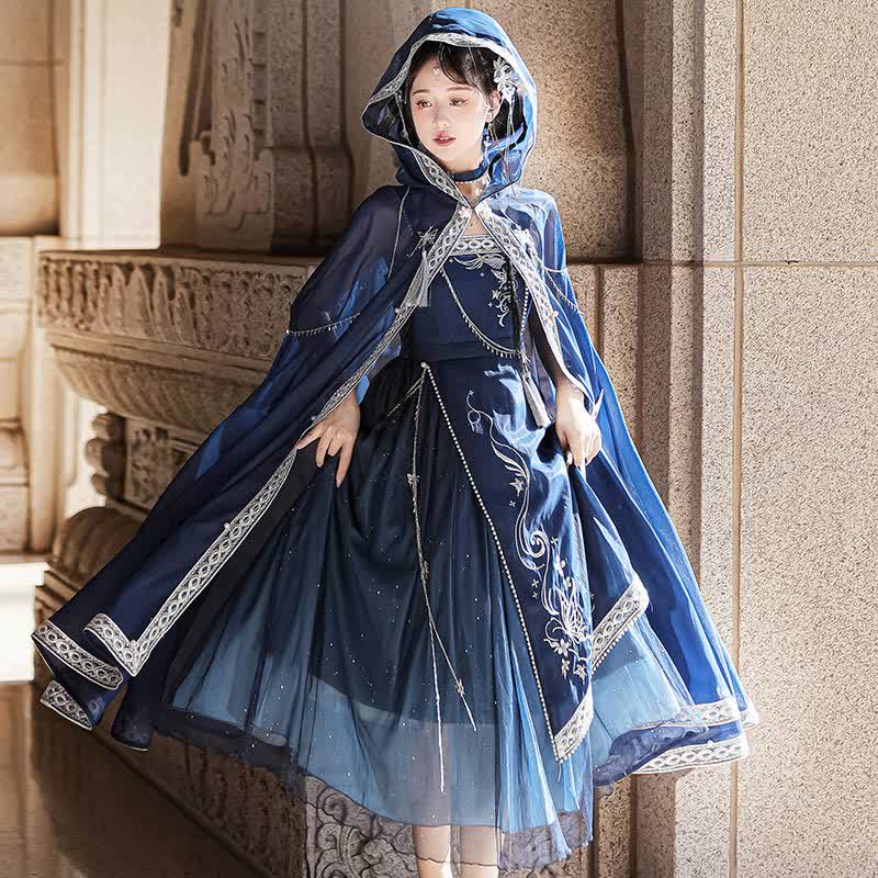 Robe nuisette à broderies papillons et chaîne avec cape à capuche