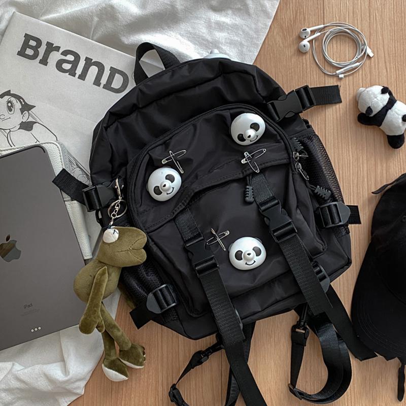 Schwarzer Rucksack mit Panda-Anstecker