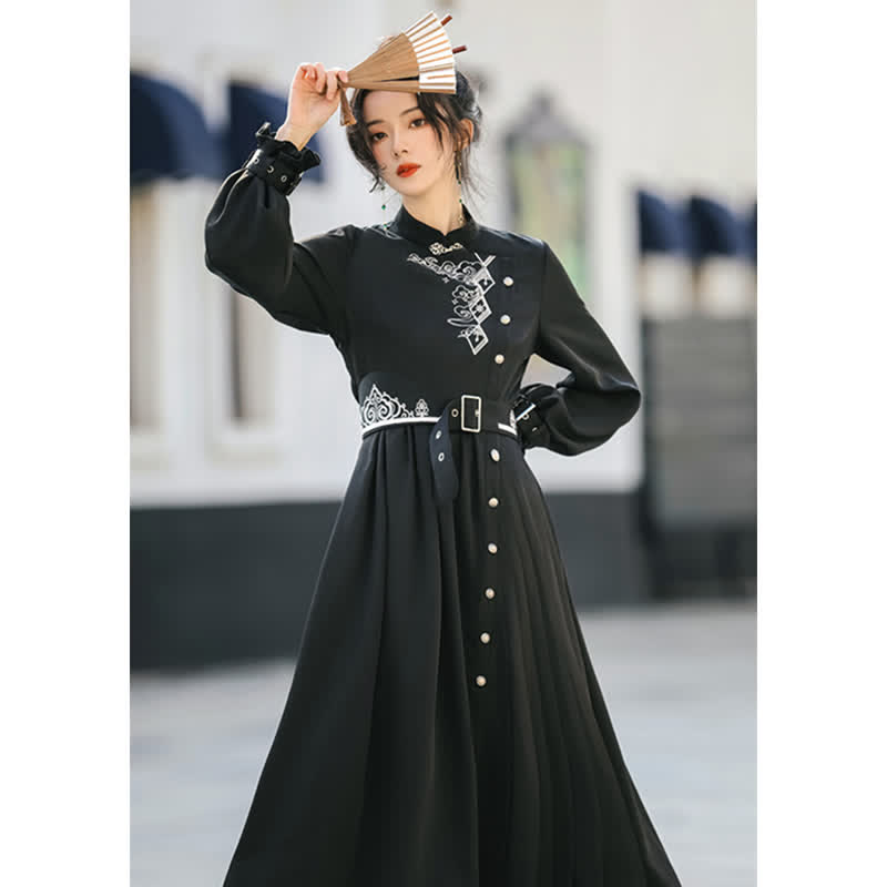 Robe plissée noire élégante avec ceinture et broderie vintage