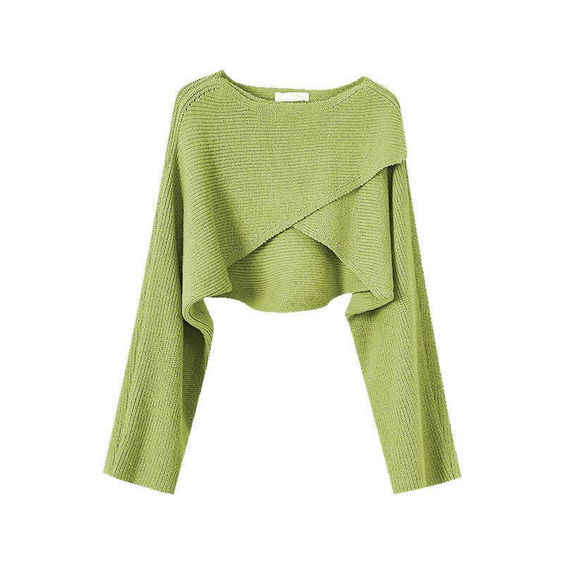 Grüner, kurzer Pullover mit Kreuzstrickmuster und Camisole-Jeanshose mit Taschen