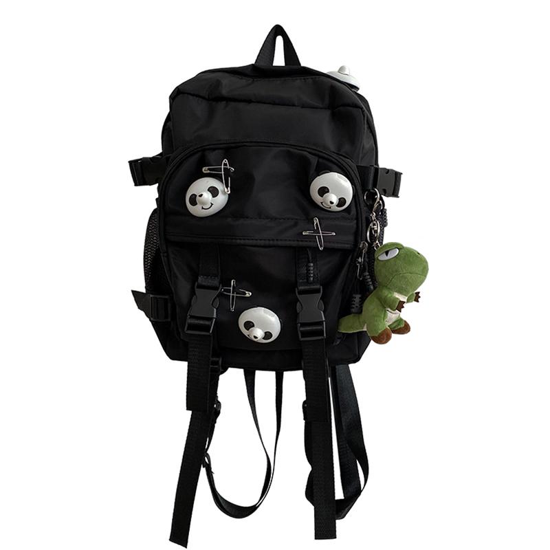 Schwarzer Rucksack mit Panda-Anstecker