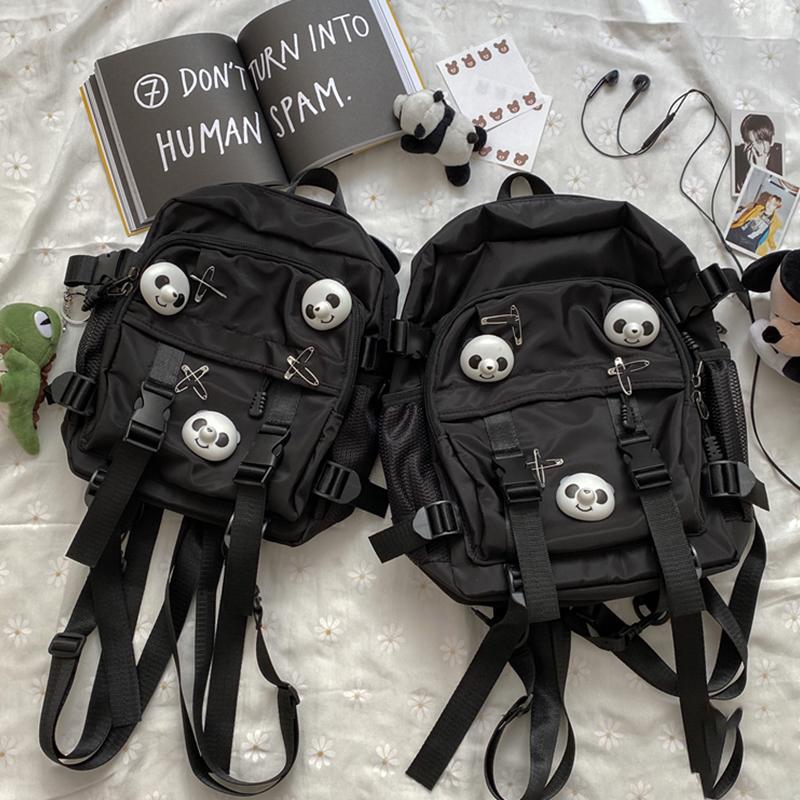 Schwarzer Rucksack mit Panda-Anstecker