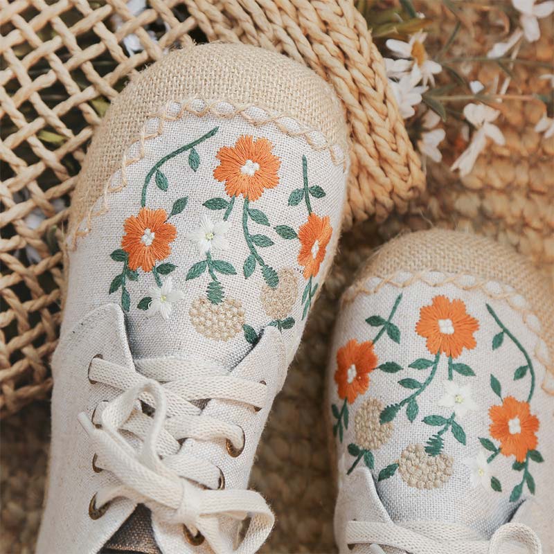 Elegante Canvas-Stiefel mit Blumenstickerei und Schnürung