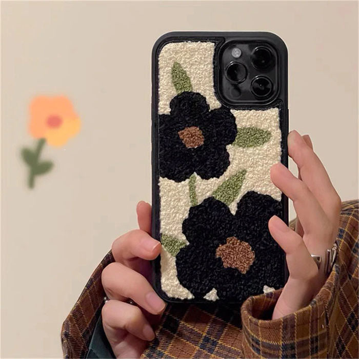 Coque iPhone en peluche à motif de fleurs noires