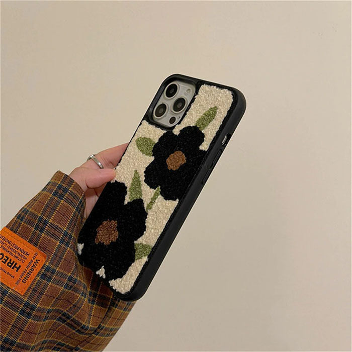 Coque iPhone en peluche à motif de fleurs noires