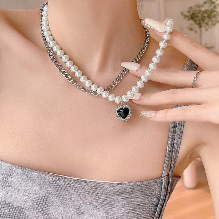 Collier de perles en forme de cœur noir