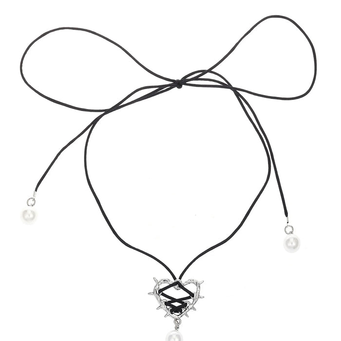 Collier en forme de cœur avec nœud et lacets