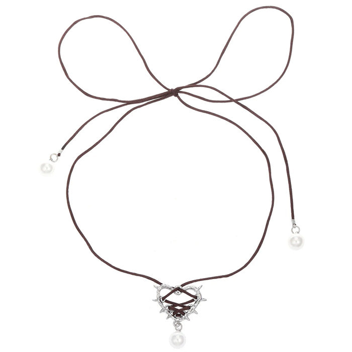 Collier en forme de cœur avec nœud et lacets