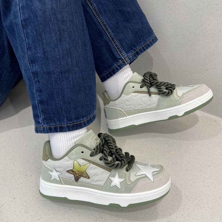 Graue Sneakers mit transparentem Stern