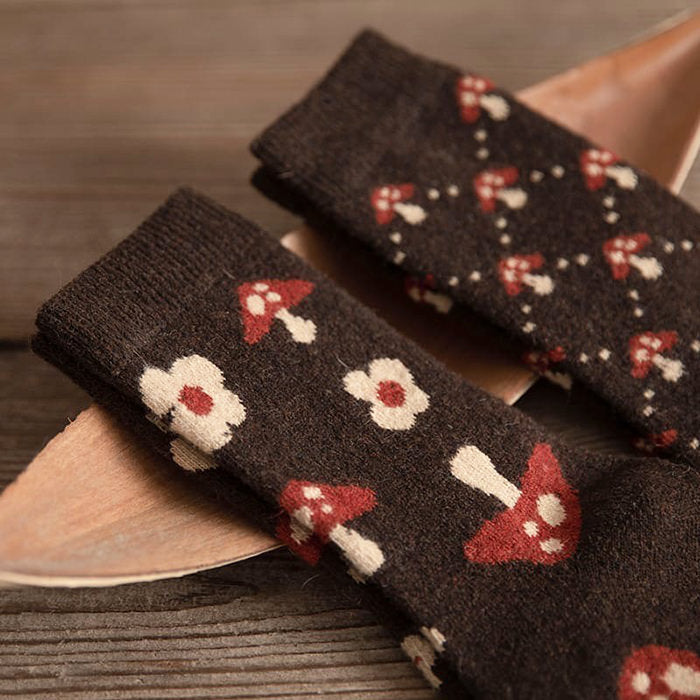 Chaussettes marron foncé à motif champignon