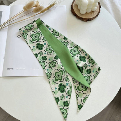 Grüner Satinschal mit Blumenmuster