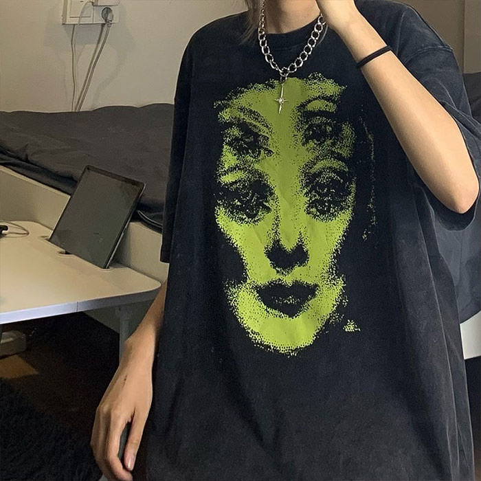 T-shirt graphique avec visage de fantôme