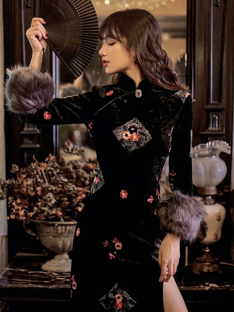 Schwarzes, langes Cheongsam mit Pelzärmeln