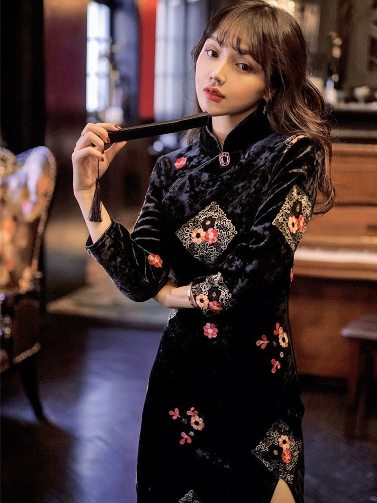 Cheongsam long à manches en fourrure noire