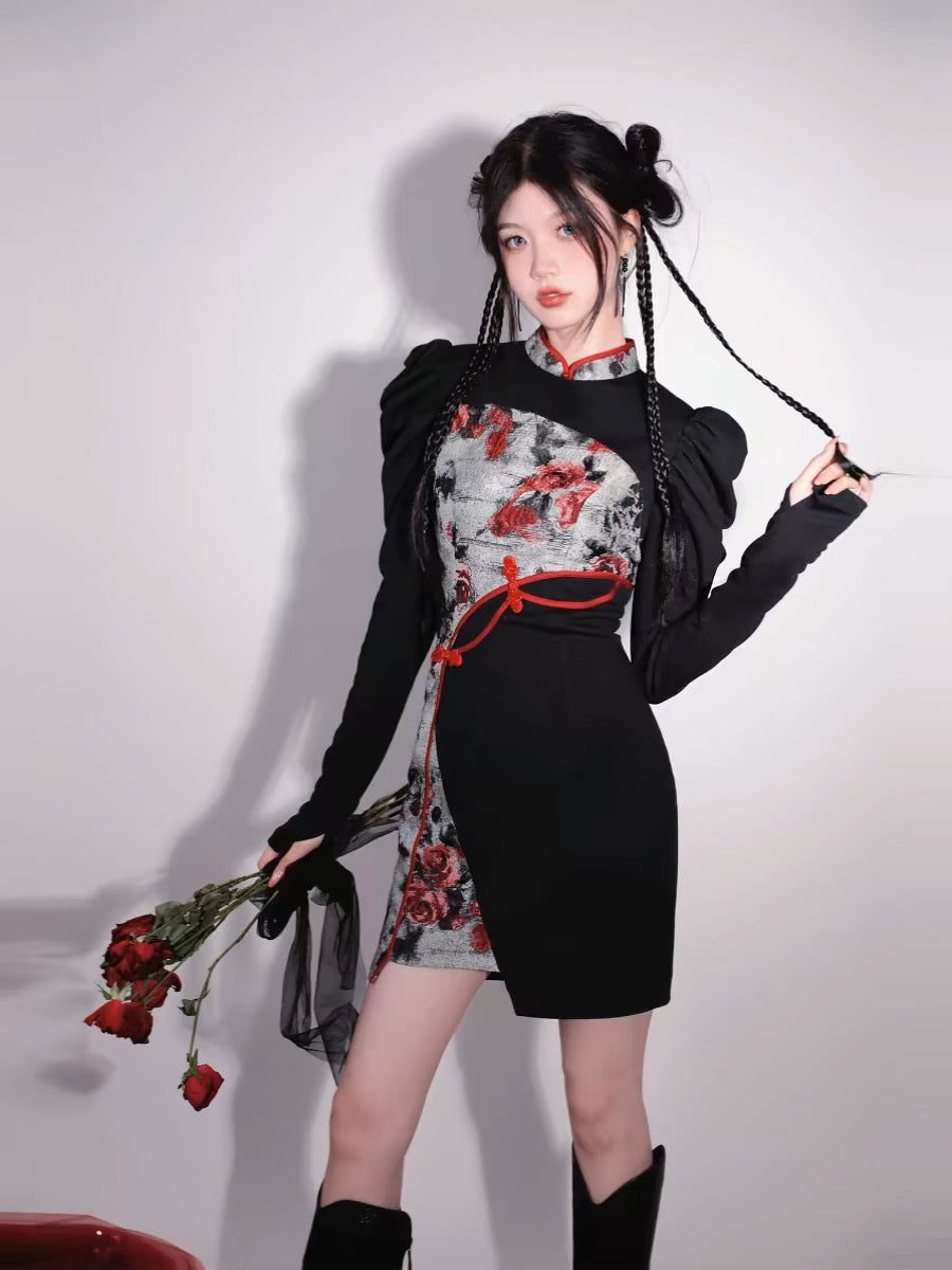 Kurzes Cheongsam mit Puffärmeln und roten Blumen