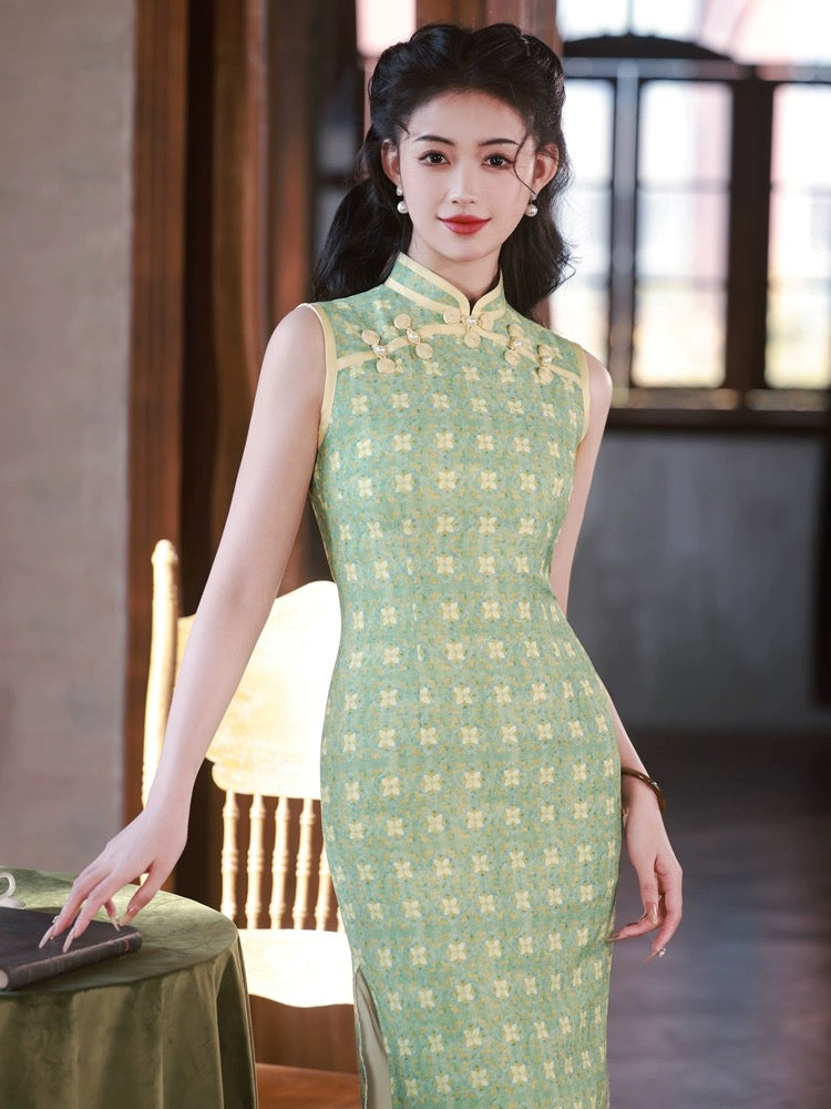 Cheongsam à motifs floraux verts