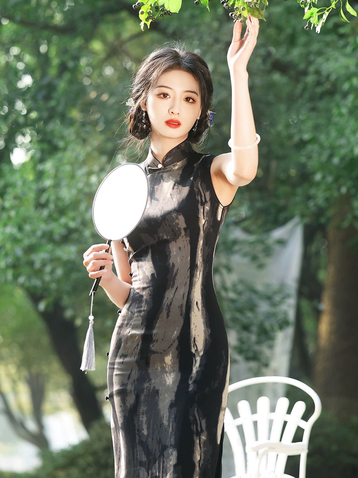 Cheongsam mit schwarzer Tuschemalerei