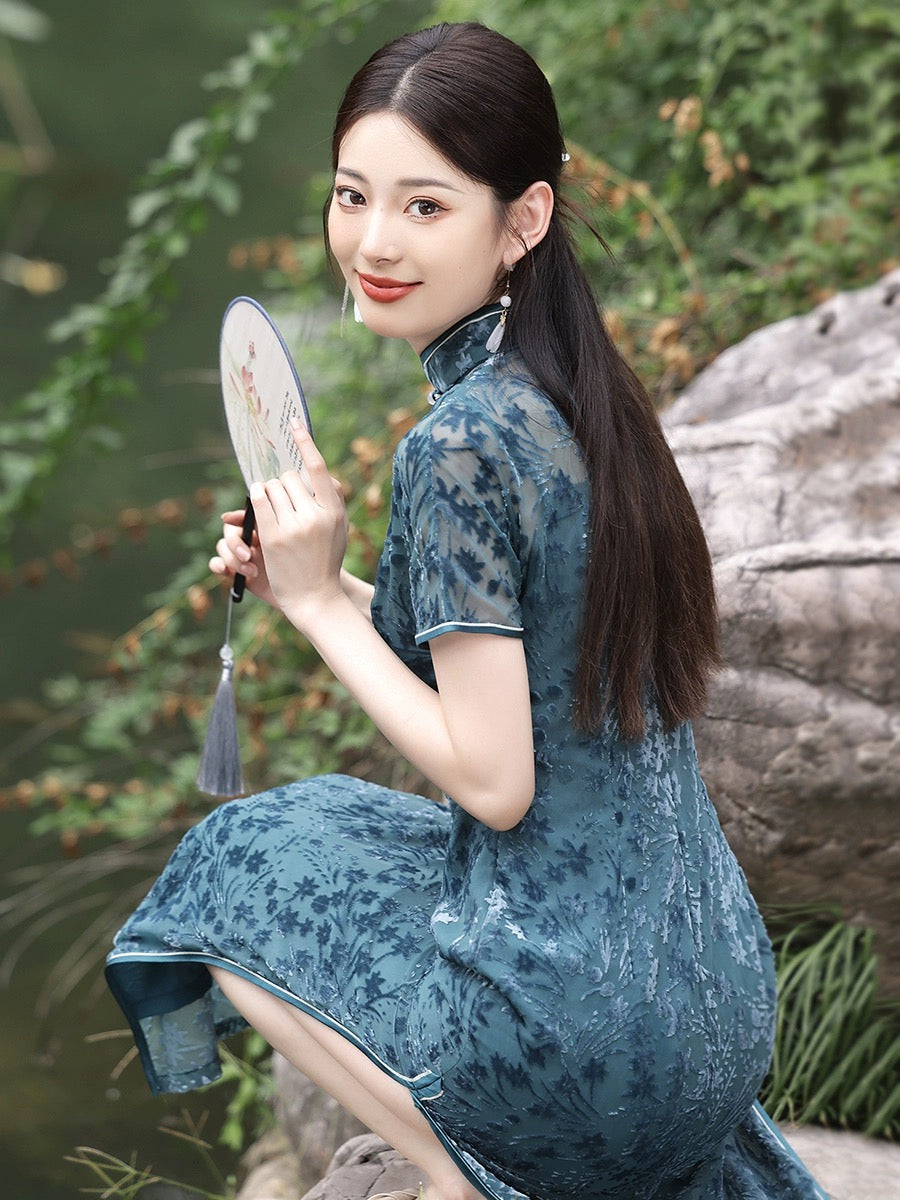 Cheongsam élégant à motif de fleur de lune