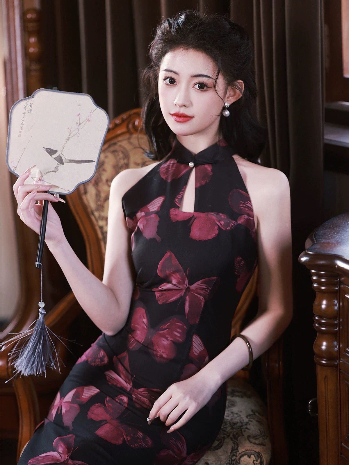 Schwarzes Cheongsam mit Schmetterlingsmotiv im Vintage-Stil