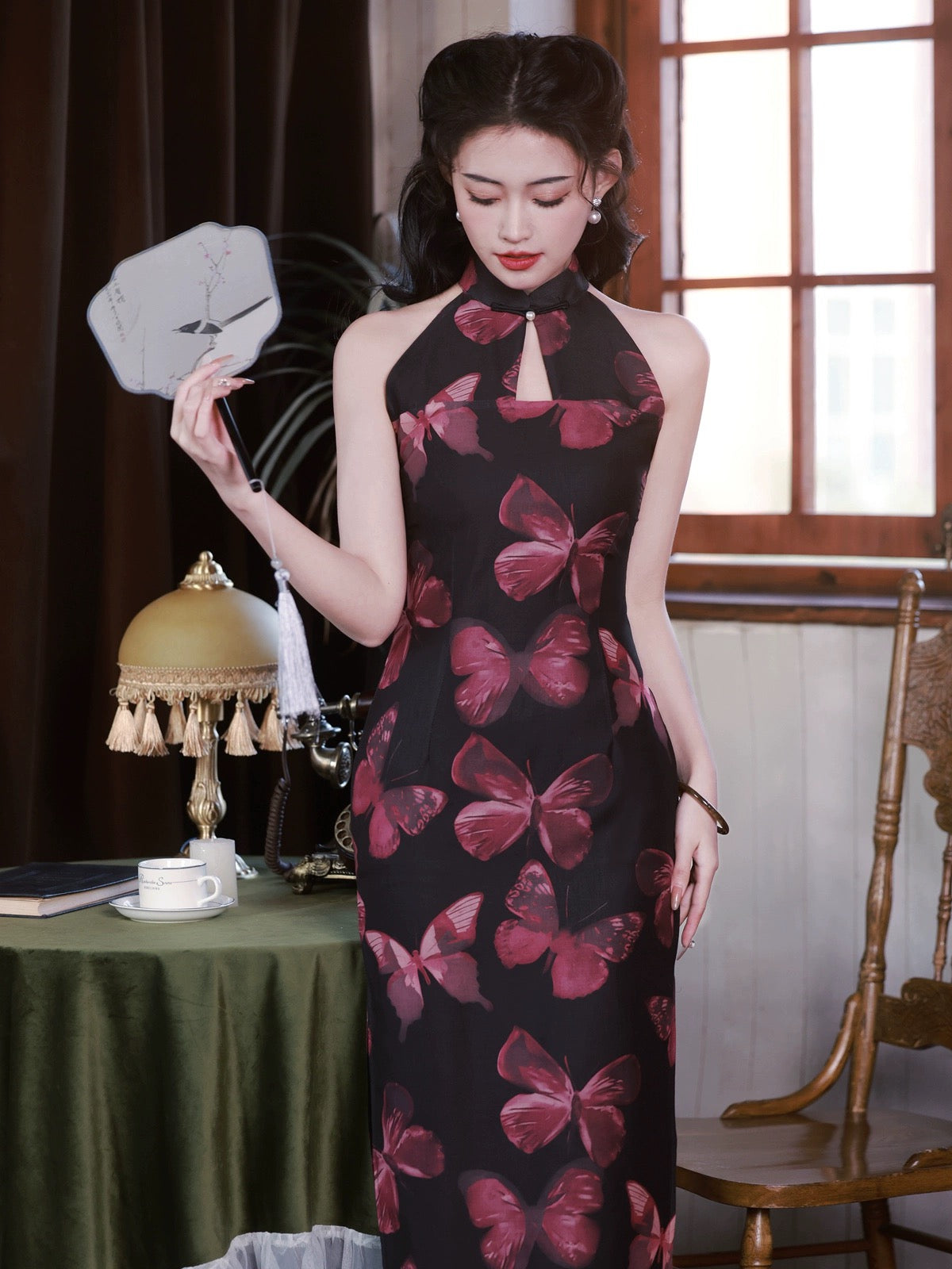 Schwarzes Cheongsam mit Schmetterlingsmotiv im Vintage-Stil