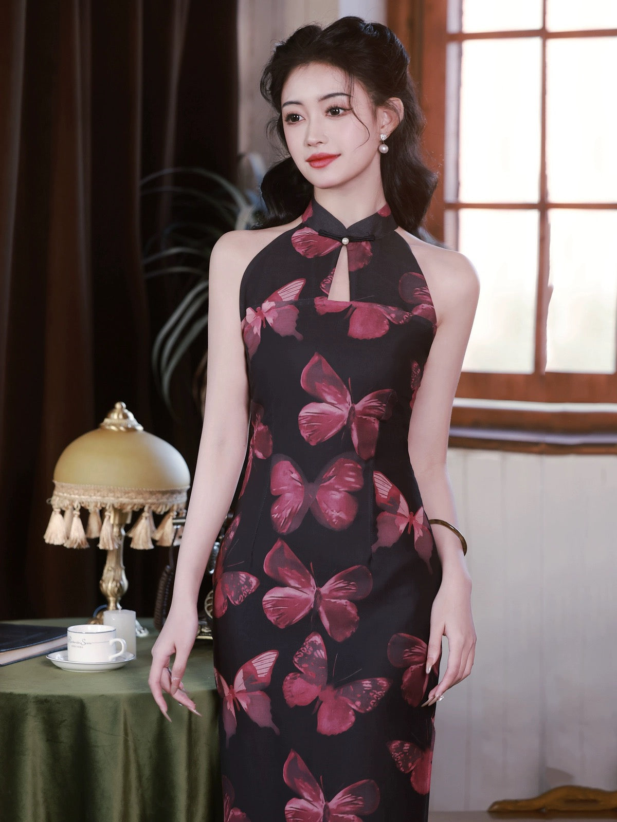 Schwarzes Cheongsam mit Schmetterlingsmotiv im Vintage-Stil