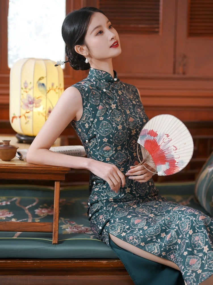 Elegantes, klassisches Cheongsam mit Blumenmuster