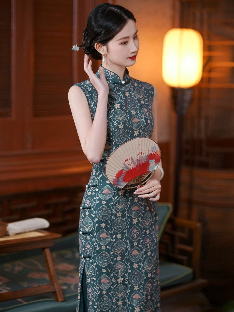 Elegantes, klassisches Cheongsam mit Blumenmuster