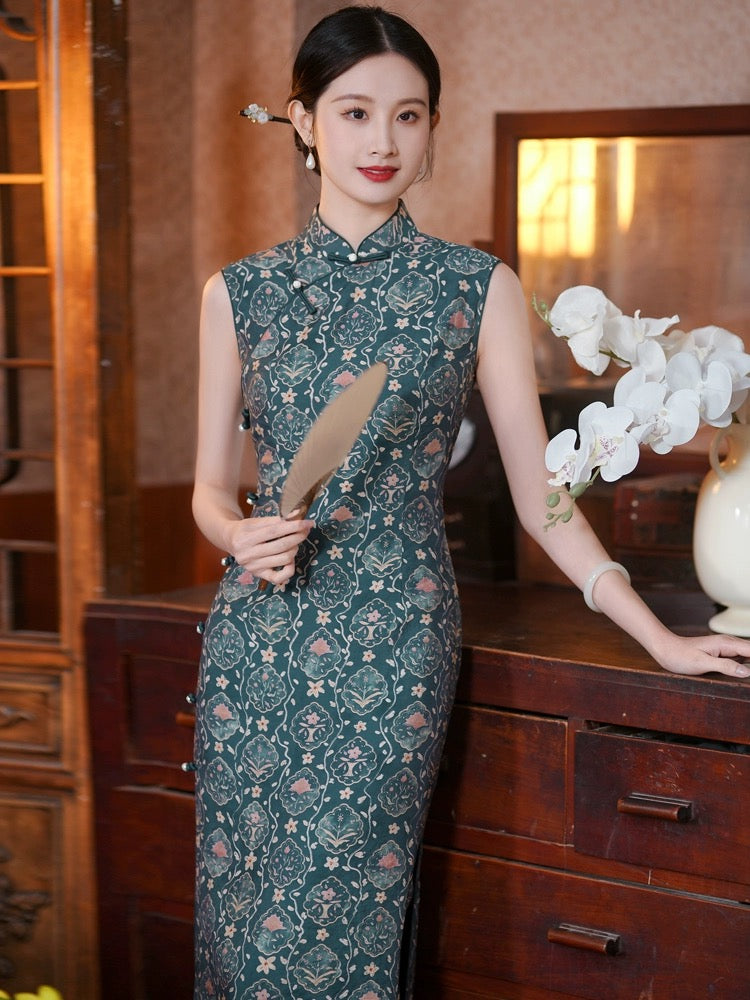 Elegantes, klassisches Cheongsam mit Blumenmuster