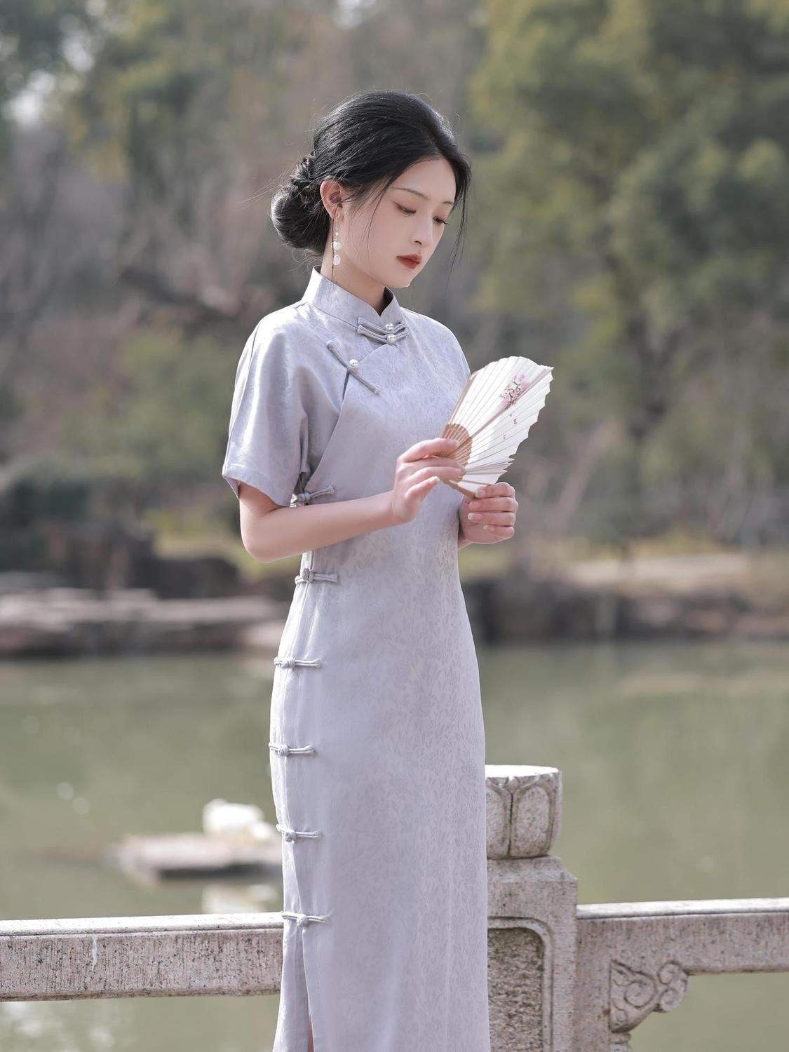 Cheongsam élégant en satin à manches courtes