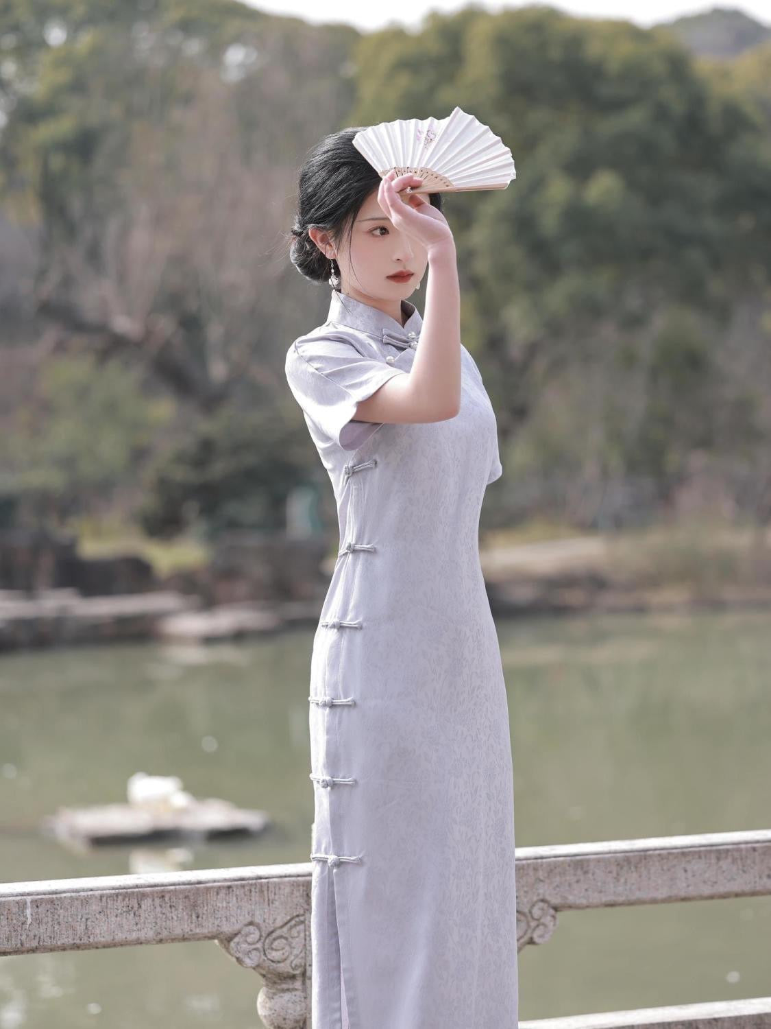 Cheongsam élégant en satin à manches courtes