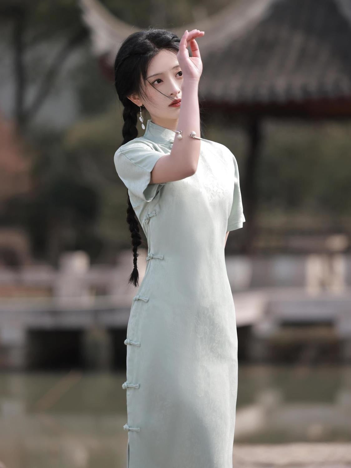 Elegantes kurzärmliges Cheongsam aus Satin