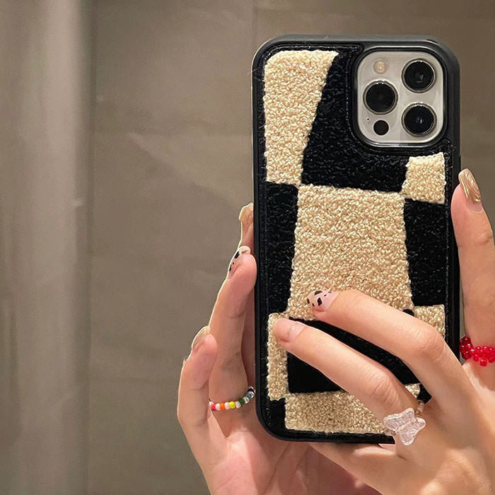 Coque pour iPhone en peluche à carreaux