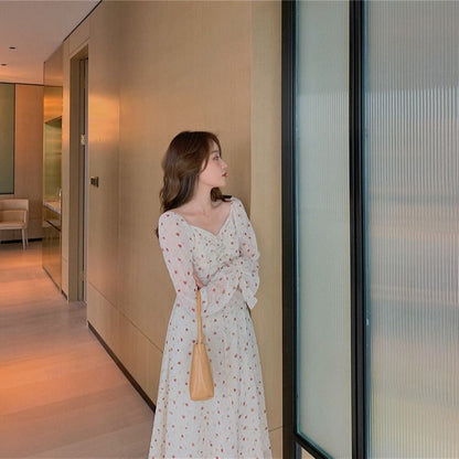 Langärmliges Chiffonkleid mit eckigem Ausschnitt und Kordelzug und Blumenmuster