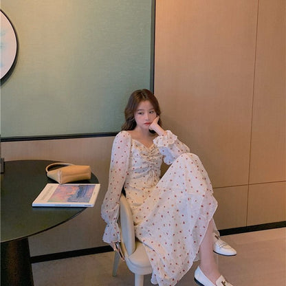 Langärmliges Chiffonkleid mit eckigem Ausschnitt und Kordelzug und Blumenmuster