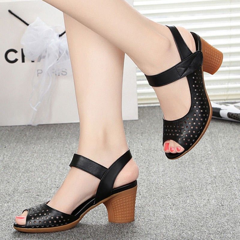 Sandalen mit Cut-Out-Blockabsatz