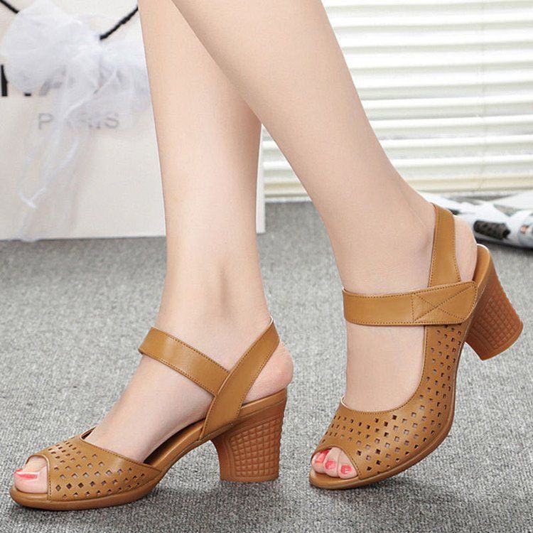 Sandalen mit Cut-Out-Blockabsatz