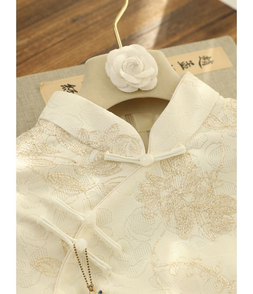 Short-Sleeve Floral Embroidered Midi Qipao