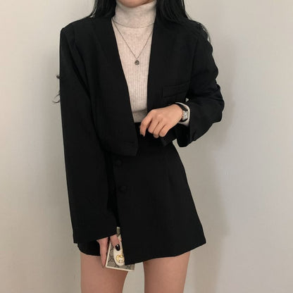 Set: Kurzer Blazer mit einem Knopf und einfarbigem Muster + Minirock mit Knöpfen