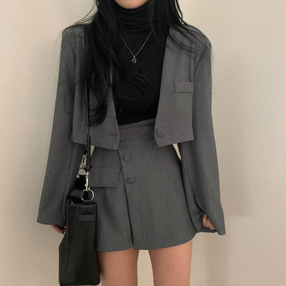 Set: Kurzer Blazer mit einem Knopf und einfarbigem Muster + Minirock mit Knöpfen