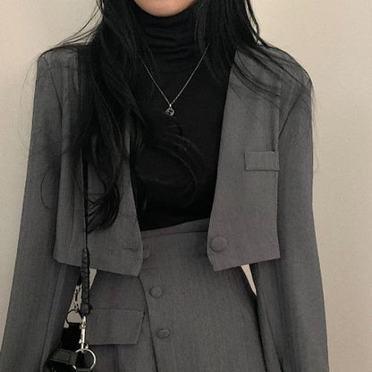 Set: Kurzer Blazer mit einem Knopf und einfarbigem Muster + Minirock mit Knöpfen