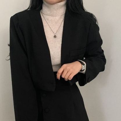 Set: Kurzer Blazer mit einem Knopf und einfarbigem Muster + Minirock mit Knöpfen