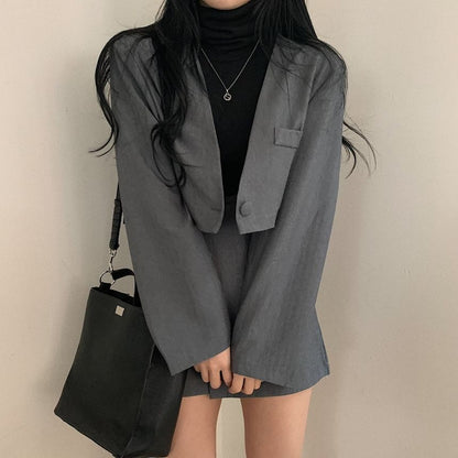 Set: Kurzer Blazer mit einem Knopf und einfarbigem Muster + Minirock mit Knöpfen