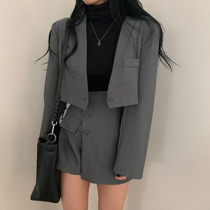 Set: Kurzer Blazer mit einem Knopf und einfarbigem Muster + Minirock mit Knöpfen