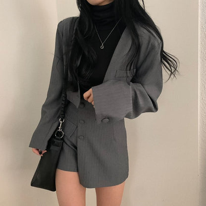 Set: Kurzer Blazer mit einem Knopf und einfarbigem Muster + Minirock mit Knöpfen