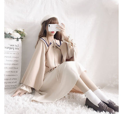 Cape mit Kontrastbesatz / Langärmliges, schlichtes Midikleid in A-Linie mit Kragen