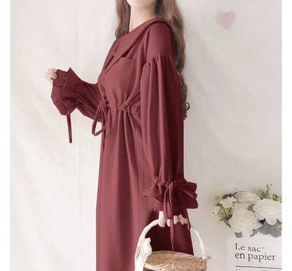 Cape mit Kontrastbesatz / Langärmliges, schlichtes Midikleid in A-Linie mit Kragen