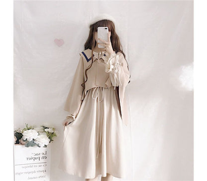 Cape mit Kontrastbesatz / Langärmliges, schlichtes Midikleid in A-Linie mit Kragen